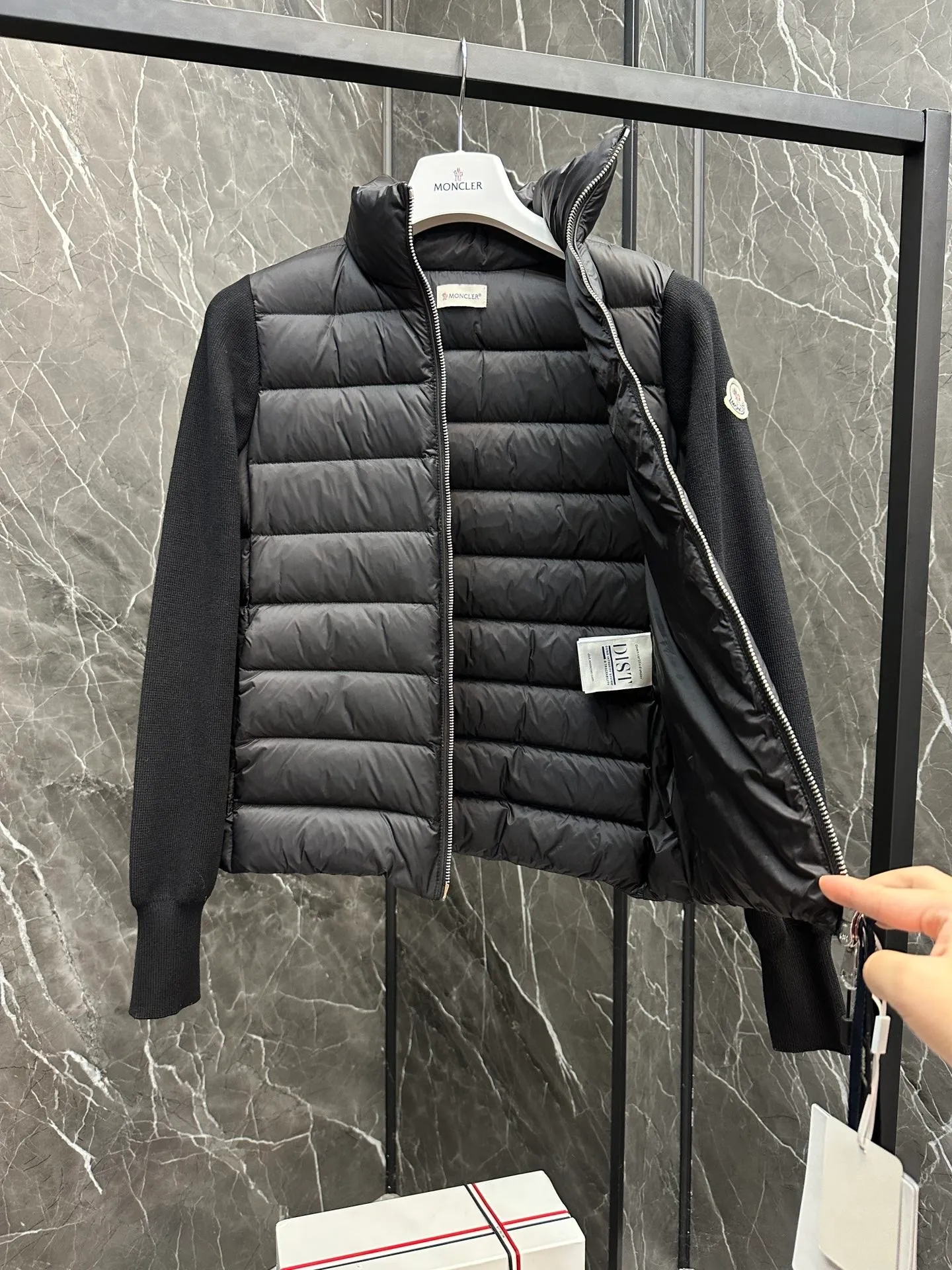 Moncler｜ ｜ ：White、Black、 Size：S、M、L、 !!! 。 ， ， !!! ， ， ！ ， ， ！ ， !!! ， 。 ， ， ， !